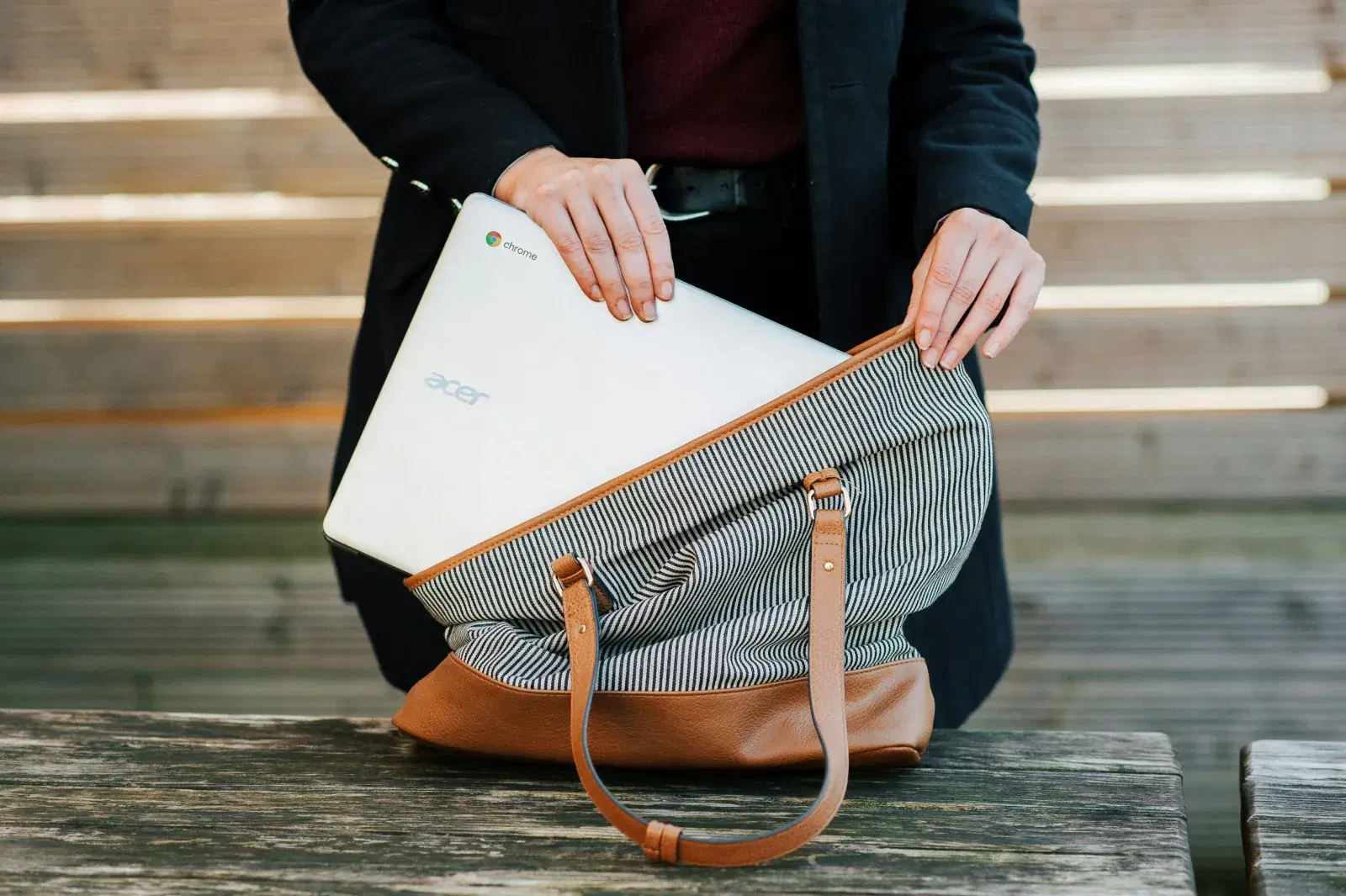 Bewerber:in – Laptop in Tasche