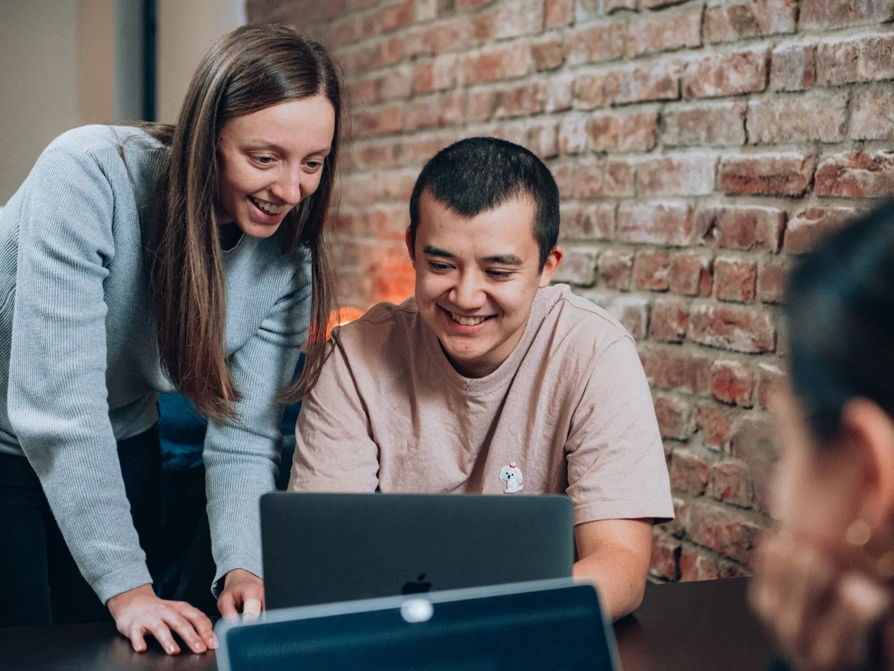 Hirebuddy Team mit Spaß bei der Arbeit