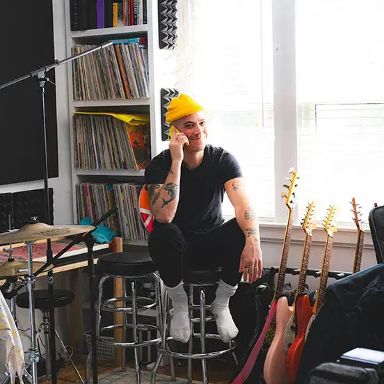 Person telefoniert entspannt in einem Musikstudio