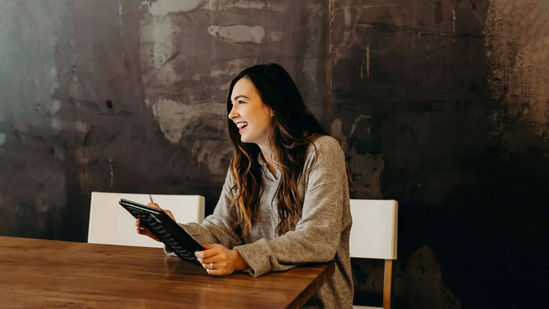 Person empfiehlt einen Job über Hirebuddy