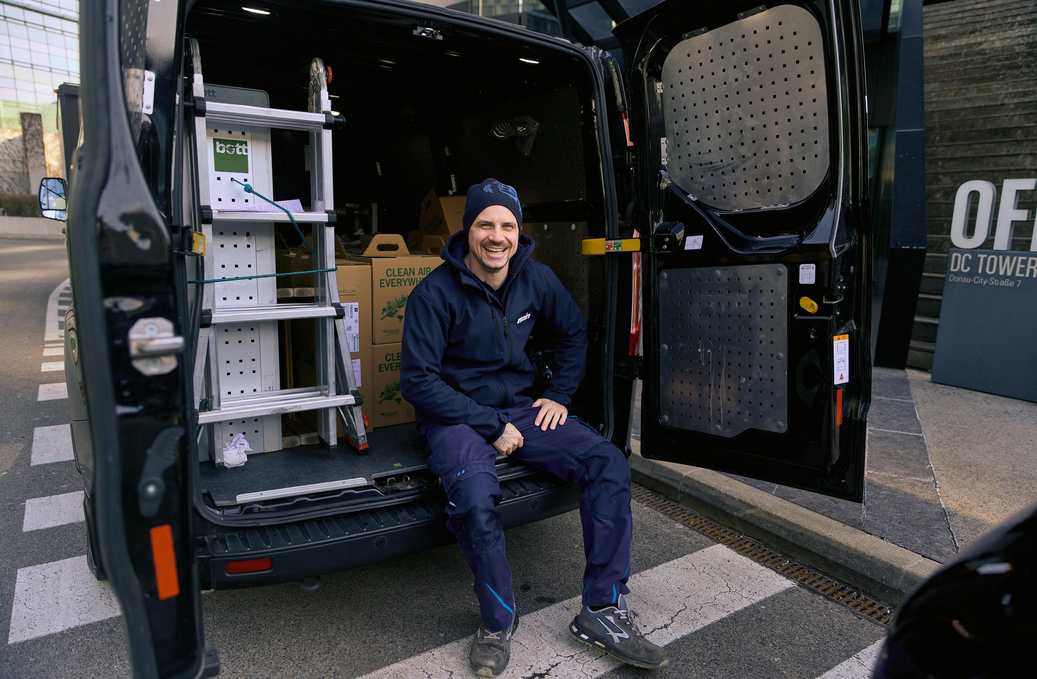 Servicetechniker:in Installateur:in Gebäudetechnik hero
